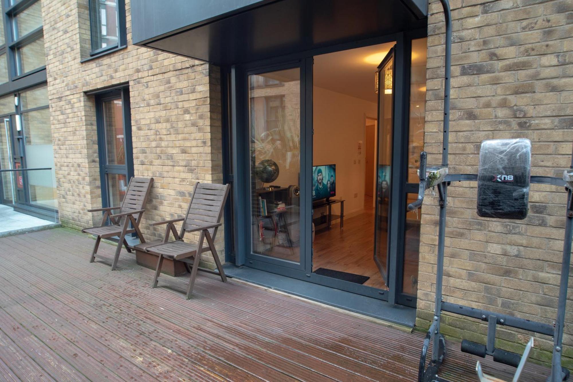 Spacious 1 Bed Apartment With Workspace, Coffee & Free Secure Parking Birmingham Dış mekan fotoğraf