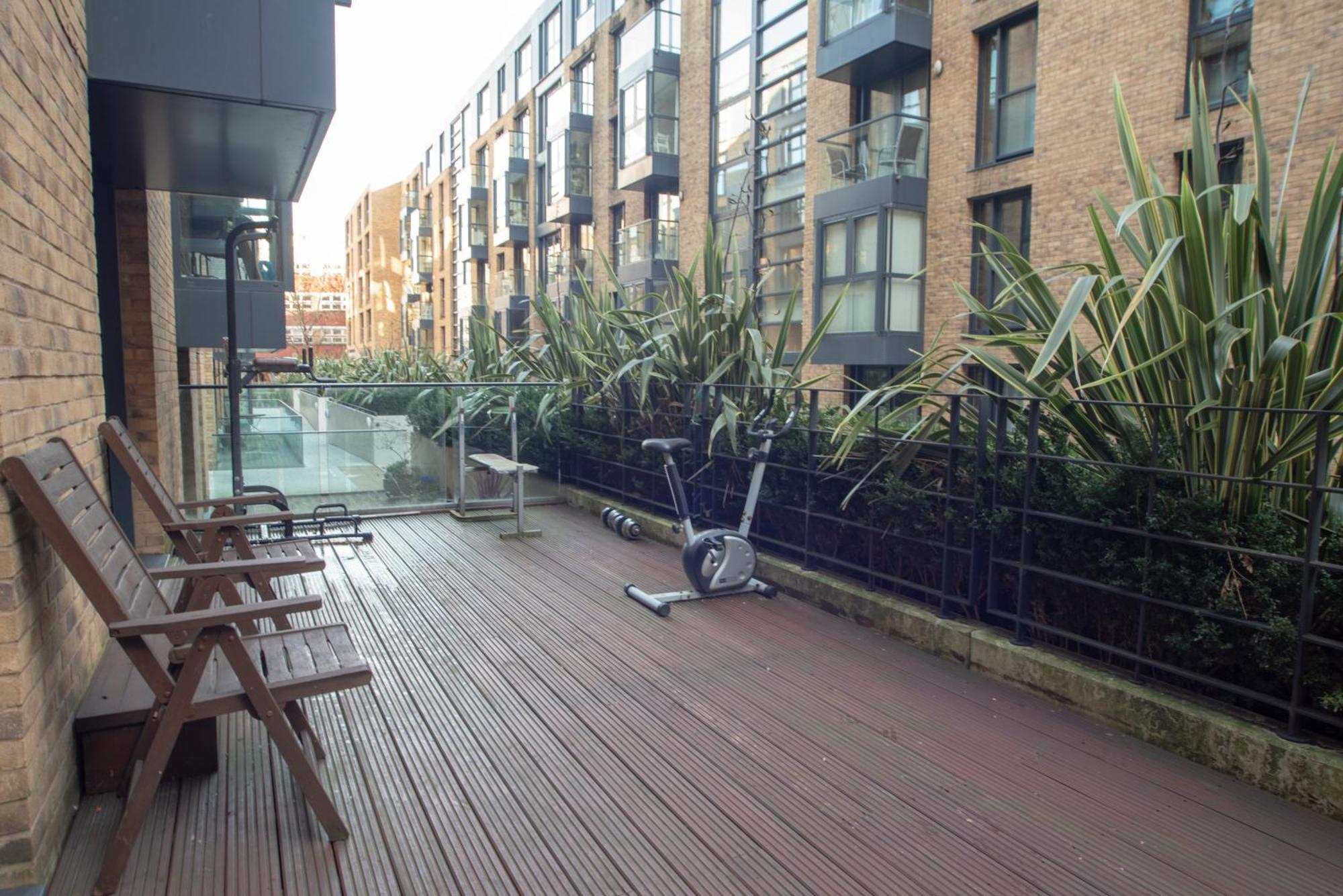 Spacious 1 Bed Apartment With Workspace, Coffee & Free Secure Parking Birmingham Dış mekan fotoğraf
