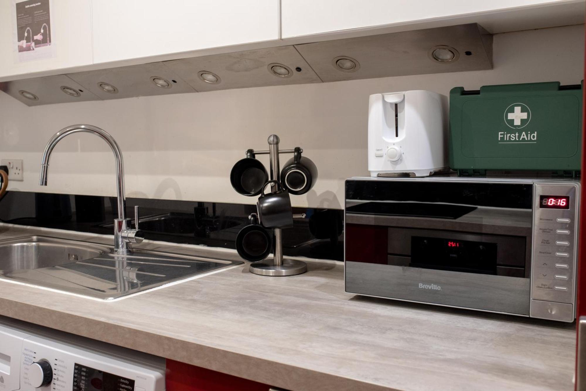 Spacious 1 Bed Apartment With Workspace, Coffee & Free Secure Parking Birmingham Dış mekan fotoğraf
