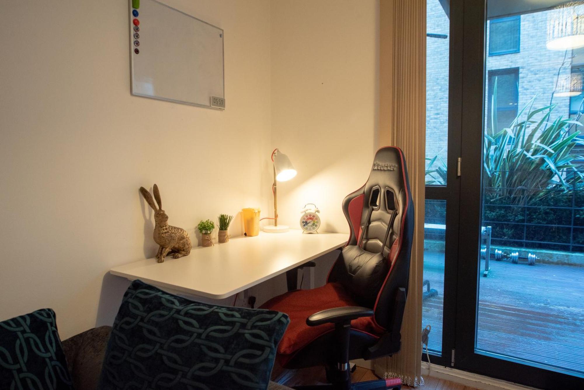 Spacious 1 Bed Apartment With Workspace, Coffee & Free Secure Parking Birmingham Dış mekan fotoğraf