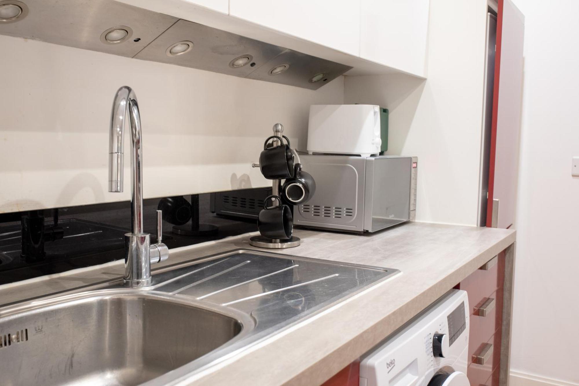 Spacious 1 Bed Apartment With Workspace, Coffee & Free Secure Parking Birmingham Dış mekan fotoğraf